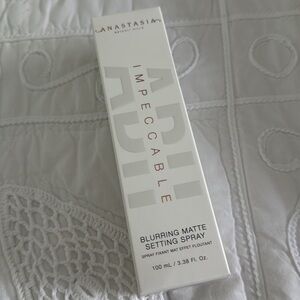 Anastasia Beverly Hills Impeccable 24HR Blurring Matte Setting Spray makeup